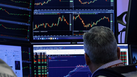 Un operador frente a las pantallas que muestran el comportamiento del mercado, en el patio de negociación de la Bolsa de Nueva York (NYSE, según sus siglas en inglés). Un operador frente a las pantallas que muestran el comportamiento del mercado, en el patio de negociación de la Bolsa de Nueva York (NYSE, según sus siglas en inglés).