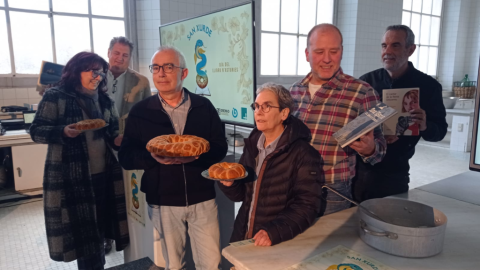 Nace una tradición: regalar libros y roscas artesanas para celebrar el Día del Libro