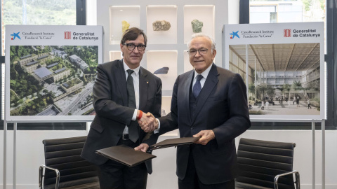 agreement-isidro-faine-salvador-illa-caixaresearch-institute_2 El presidente de la Generalitat de Cataluña, Salvador Illa, y el presidente de la Fundación "la Caixa", Isidre Fainé, a CosmoCaixa con motivo de la firma del convenio.