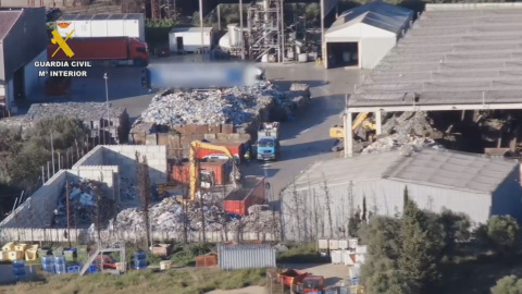 Captura d'imatge del vídeo enregistrat per la Guàrdia Civil arran de l'operació per desarticular un grup criminal que feina contraban d'escombraries d'Itàlia