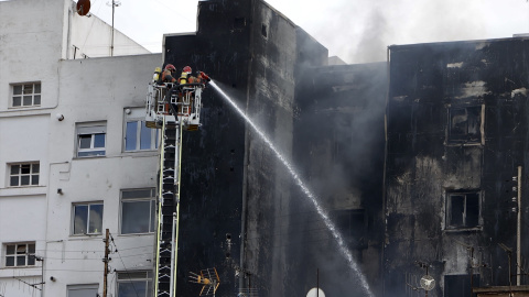 Bomberos trabajando para extinguir el incendio, a 16 de abril de 2025, en Castelló, (País Valencià).