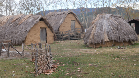 Tres cases recreen la vida del neolític en el Parc Neolític de la Draga de Banyoles
