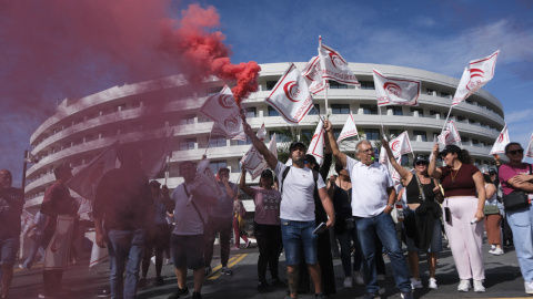 Tenerife Trabajadores de la hostelería y los alojamientos turísticos de la provincia de Santa Cruz de Tenerife se manifiestan este jueves frente a los principales hoteles del municipio de Adeje, uno de los más turísticos de la isla, durante la huelga convocada por los sindicatos para Semana Santa para exigir mejoras en sus condiciones laborales.
