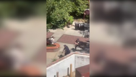 Captura de video de agentes de seguridad durante un tiroteo este jueves, en la Universidad Estatal de Florida en Tallahassee (Estados Unidos).