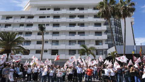 ADEJE (TENERIFE), 17/04/2025.- Trabajadores de la hostelería y los alojamientos turísticos de la provincia de Santa Cruz de Tenerife se manifiestan este jueves frente a los principales hoteles del municipio de Adeje, uno de los más turísticos de la isla, ADEJE (TENERIFE), 17/04/2025.- Trabajadores de la hostelería y los alojamientos turísticos de la provincia de Santa Cruz de Tenerife se manifiestan este jueves frente a los principales hoteles del municipio de Adeje, uno de los más turísticos de la isla, durante la huelga convocada por los sindicatos para Semana Santa para exigir mejoras en sus condiciones laborales. EFE/Alberto Valdés