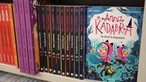 La saga 'Anna Kadabra', exposada en una llibreria. 19/04/2025 La saga 'Anna Kadabra', exposada en una llibreria.