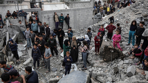 13 de abril de 2025, Territorios Palestinos, Jabalia: Residentes palestinos y equipos de defensa civil realizan labores de búsqueda y rescate en un edificio atacado por el ejército israelí en Jabalia, en el centro de la Franja de Gaza. Foto: Omar Ashtawy/ 13 de abril de 2025, Territorios Palestinos, Jabalia: Residentes palestinos y equipos de defensa civil realizan labores de búsqueda y rescate en un edificio atacado por el ejército israelí en Jabalia, en el centro de la Franja de Gaza.Foto: Omar Ashtawy/APA Images vía ZUMA Press Wire/dpa.