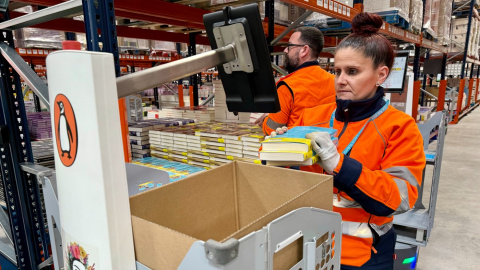 Treballadors al nou magatzem central de Penguin Random House, ubicat a Cerdanyola del Vallès i inaugurat el març. 24/03/2025 Treballadors al nou magatzem central de Penguin Random House, ubicat a Cerdanyola del Vallès i inaugurat el març.