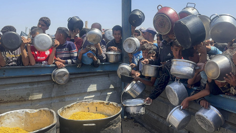 JAN YUNIS (GAZA), 19/04/2025.- El miedo a morir de hambre es una realidad que empieza, cada vez más, a acorralar a la población gazatí sin acceso a comida ante el veto impuesto por Israel a la entrada de camiones con ayuda humanitaria, desde hace ya más d JAN YUNIS (GAZA), 19/04/2025.- El miedo a morir de hambre es una realidad que empieza, cada vez más, a acorralar a la población gazatí sin acceso a comida ante el veto impuesto por Israel a la entrada de camiones con ayuda humanitaria, desde hace ya más de un mes, y que se ve obligada a aferrarse a los pocos comedores benéficos todavía operativos en el enclave palestino para poder sobrevivir. EFE/ Ahmad Awad