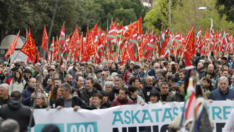 PAMPLONA, 20/04/2025.- Manifestación de EH Bildu que ha tenido lugar este domingo en Pamplona con motivo de la celebración del Aberri Eguna (día de la patria vasca) en capital navarra. EFE/Villar López PAMPLONA, 20/04/2025.- Manifestación de EH Bildu que ha tenido lugar este domingo en Pamplona con motivo de la celebración del Aberri Eguna (día de la patria vasca) en capital navarra. EFE/Villar López