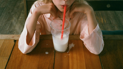 Niña bebiendo leche