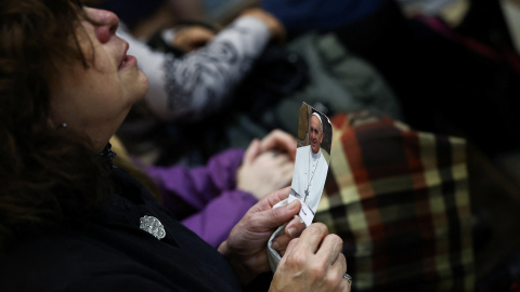 Una mujer sostiene una fotografía del papa Francisco, en la Catedral Metropolitana de Buenos Aires, tras la noticia del fallecimiento del pontífice.