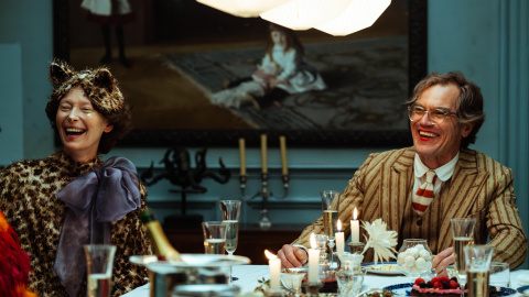 Tilda Swinton y Michael Shannon, en una secuencia de la película 'The End'.