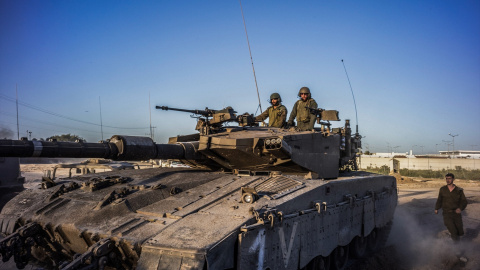 Soldados israelíes en un tanque en Gaza.