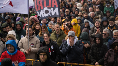 Imagen de archivo de decenas de personas durante una nueva manifestación contra Altri, a 22 de marzo de 2025, en Pobra do Caramiñal, A Coruña.