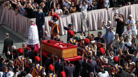 El cuerpo del Papa Francisco trasladado en su ataúd a la Basílica de San Pedro, en el Vaticano, el 23 de abril de 2025.