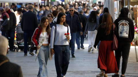 Dues noies amb roses a la mà a la rambla de Ferran de Lleida per Sant Jordi. Dues noies amb roses a la mà a la rambla de Ferran de Lleida per Sant Jordi.