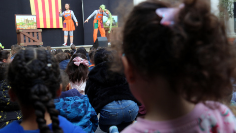 Un miler d'infants han assistit al Kursaal de Manresa per veure la llegenda de Sant Jordi teatralitzada Un miler d'infants han assistit al Kursaal de Manresa per veure la llegenda de Sant Jordi teatralitzada