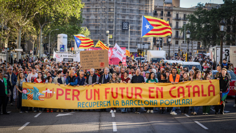 Capçalera de la manifestació en defensa del català organitzada per Sant Jordi per la Llengua. Capçalera de la manifestació en defensa del català organitzada per Sant Jordi per la Llengua.