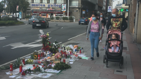 Una pareja con una niña pasea frente al lugar en el que agonizó Samuel Luiz frente a la playa de Riazor en A Coruña, en una imagen de archivo.