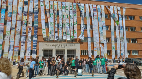 Profesores de la Complutense cubren la facha de la Facultad de Físicas con un gran mural, confeccionado con más de 400 pósteres de investigación presentados en congresos, bajo el lema "Universidad pública, inversión en calidad". Profesores de la Complutense cubren la facha de la Facultad de Físicas con un gran mural, confeccionado con más de 400 pósteres de investigación presentados en congresos, bajo el lema "Universidad pública, inversión en calidad".