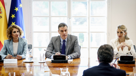 María Jesús Montero, Pedro Sánchez y Yolanda Díaz durante su reunión con representantes de empresarios y sindicatos, en el Palacio de la Moncloa, a 2 de abril de 2025, en Madrid María Jesús Montero, Pedro Sánchez y Yolanda Díaz durante su reunión con representantes de empresarios y sindicatos, en el Palacio de la Moncloa, a 2 de abril de 2025, en Madrid