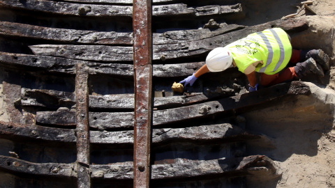 Una arqueòloga treballa a la zona on s'han trobat les restes del vaixell 'Ciutadella I' Una arqueòloga treballa a la zona on s'han trobat les restes del vaixell 'Ciutadella I'