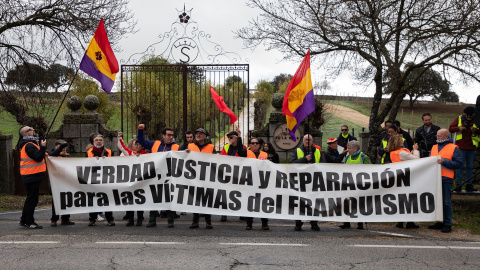 Imagen de archivo de una concentración iniciada por la Coordinadora de Asociaciones de Memoria y Víctimas del Franquismo en el Valle de Cuelgamuros.