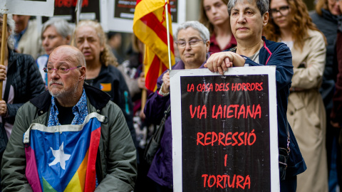 Imagen de archivo de una concentración frente a la Jefatura de Policía Nacional de Via Laietana. Imagen de archivo de una concentración frente a la Jefatura de Policía Nacional de Via Laietana.