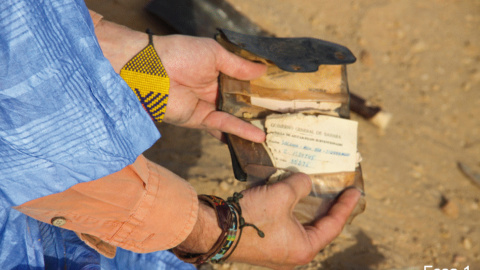 01fosa1 Martín Beristain muestra el documento de racionamiento de un saharaui expedido por el gobierno español y encontrado en una fosa común en el Sáhara.