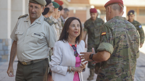 roblesotan La ministra de Defensa, Margarita Robles, y el jefe de Estado Mayor del Ejército de Tierra (JEME), Amador Enseñat y Berea, a la izquierda de la imagen, durante su visita al Cuartel General de Despliegue Rápido de la OTAN en agosto de 2024.