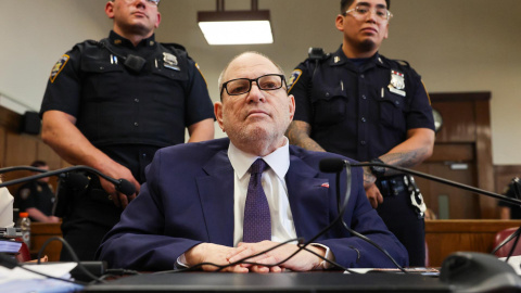 Harvey Weinstein, escoltado por dos policías en el juicio que se sigue contra él en Nueva York. Harvey Weinstein, escoltado por dos policías en el juicio que se sigue contra él en Nueva York.