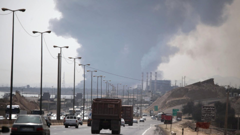 9d73847c7413d8b1ea7f4ee30ac419499f37a8c1w Imagen del humo que se eleva tras la explosión en el puerto de Rajaie, en la ciudad de Bandar Abbas, sur de Irán, el 26 de abril de 2025.