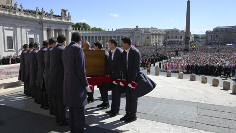 bf4ee1299c72fbf69bea4ec8a08490ce6e970b9d Vista del ataúd del papa Francisco durante su funeral en la Plaza de San Pedro este sábado