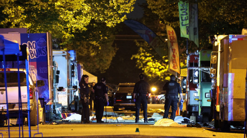 2025-04-27T080010Z_450871972_RC276EABB832_RTRMADP_3_CANADA-VANCOUVER-STREET-FESTIVAL-CRASH (1) Agentes de policía trabajan en el lugar, mientras los cuerpos de las víctimas yacen cubiertos en el suelo, después de que un vehículo embistiera a una multitud en la fiesta del día de Lapu Lapu, en la que la policía dice que varias personas murieron y resultaron heridas, en Vancouver, Canadá, el 27 de abril de 2025.