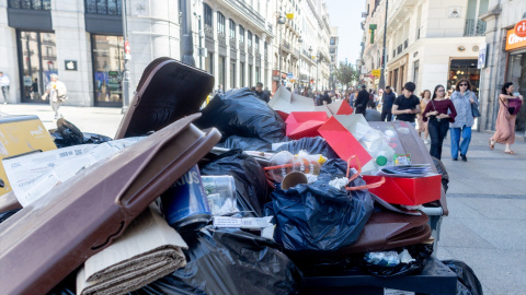 EuropaPress_6672578_aglutinacion_basura_centro_ciudad_24_abril_2025_madrid_espana_madrid Imagen de basura aglutinada en el centro de la ciudad, a 24 de abril de 2025, en Madrid (España).