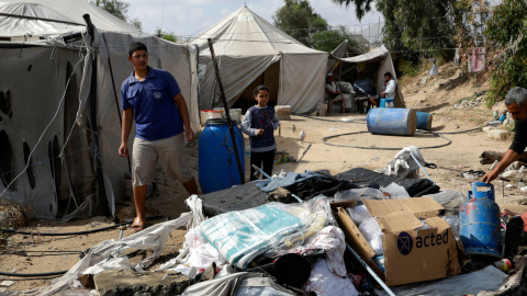 Un grupo de palestinos inspeccionan el daño hecho por Israel en Khan Younis al sur de la Franja de Gaza, el 25 de abril de 2025. Un grupo de palestinos inspeccionan el daño hecho por Israel en Khan Younis al sur de la Franja de Gaza, el 25 de abril de 2025.