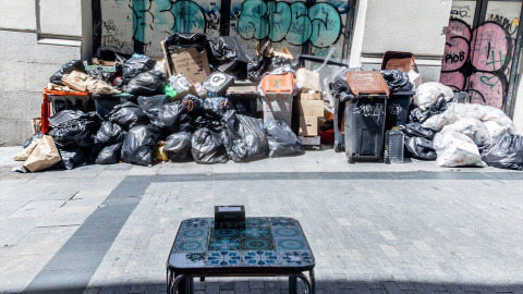 Aglutinación de basura en el centro de la ciudad, a 24 de abril de 2025, en Madrid (España).