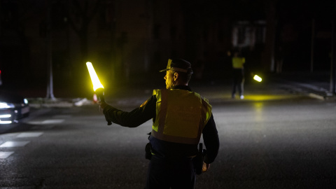 Un agente de la Policía Municipal dirige el tráfico tras el apagón eléctrico en Madrid, España, el 28 de abril de 2025.Alejandro Martínez Vélez / Europa Press28/4/2025
