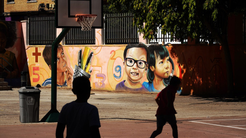 EuropaPress_6201462_ninos_patio_centro_escolar_primer_dia_clase_vacaciones_verano_10_septiembre Imagen de archivo de varios niños en el patio del centro escolar el primer día de clase tras la vacaciones de verano, a 10 de septiembre de 2024.