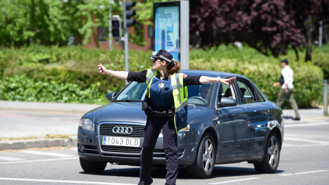 EuropaPress_6683641_agente_policia_municipal_madrid_controla_trafico_avenida_albufera_mientras Una agente de la Policía Municipal de Madrid controla el tráfico en Madrid, a 28 de abril de 2025.