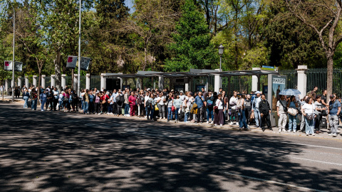Colas en las paradas de autobús durante el apagón eléctrico masivo. Colas en las paradas de autobús durante el apagón eléctrico masivo.Apagón eléctrico masivo. Carlos Luján / Europa Press28/4/2025