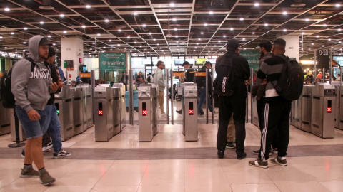 Accessos a les andanes de Rodalies de l'estació de Sants, aquest dimarts al matí. 29/04/2025 Accessos a les andanes de Rodalies de l'estació de Sants, aquest dimarts al matí.