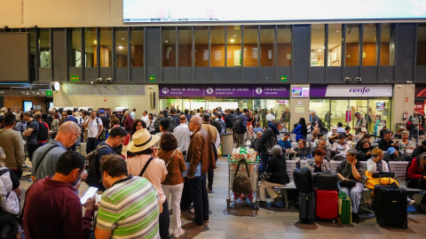 Numerosas personas esperan en la estación de trenes de Santa Justa el día después del apagón generalizado, a 29 de abril de 2025, en Sevilla.