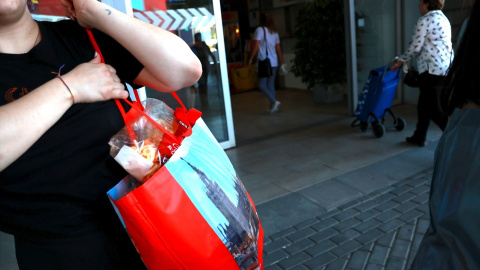 Una persona sale de comprar en el supermercado tras el apagón. Una persona sale de comprar en el supermercado tras el apagón.