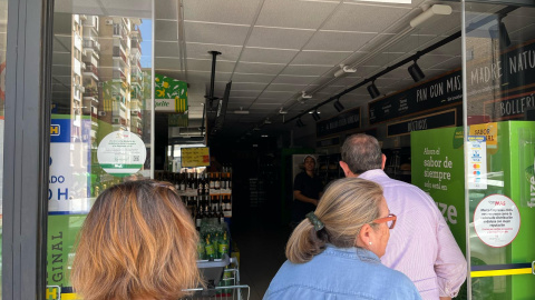 WhatsApp Image 2025-04-29 at 11.37.13 Gente tratando de comprar en un supermercado de Sevilla.