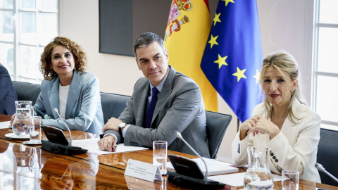 Pedro Sánchez, María Jesús Montero, Yolanda Díaz, durante su reunión con representantes de empresarios y sindicatos, en el Palacio de la Moncloa, a 2 de abril de 2025, en Madrid (España) Pedro Sánchez, María Jesús Montero, Yolanda Díaz, durante su reunión con representantes de empresarios y sindicatos, en el Palacio de la Moncloa, a 2 de abril de 2025, en Madrid (España)