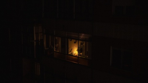 Vivienda iluminada con una vela durante el apagón en Ourense.