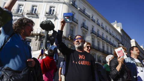 Concentración de protesta contra el aumento del gasto militar, este miércoles en la Puerta del Sol en Madrid.