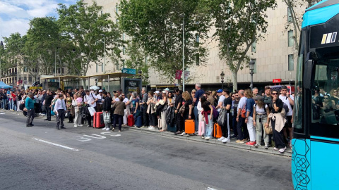 Apagada 1 Les cues front les parades d'autobús per la falta d'altres transports va ser una imatge habitual durant tot el dia.